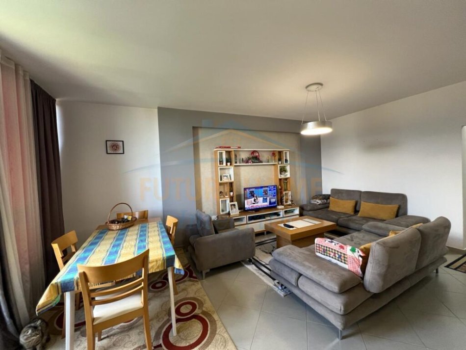 Shitet, Apartament 3+1+2, Kopshti Botanik, Tiranë. 170000 EURO