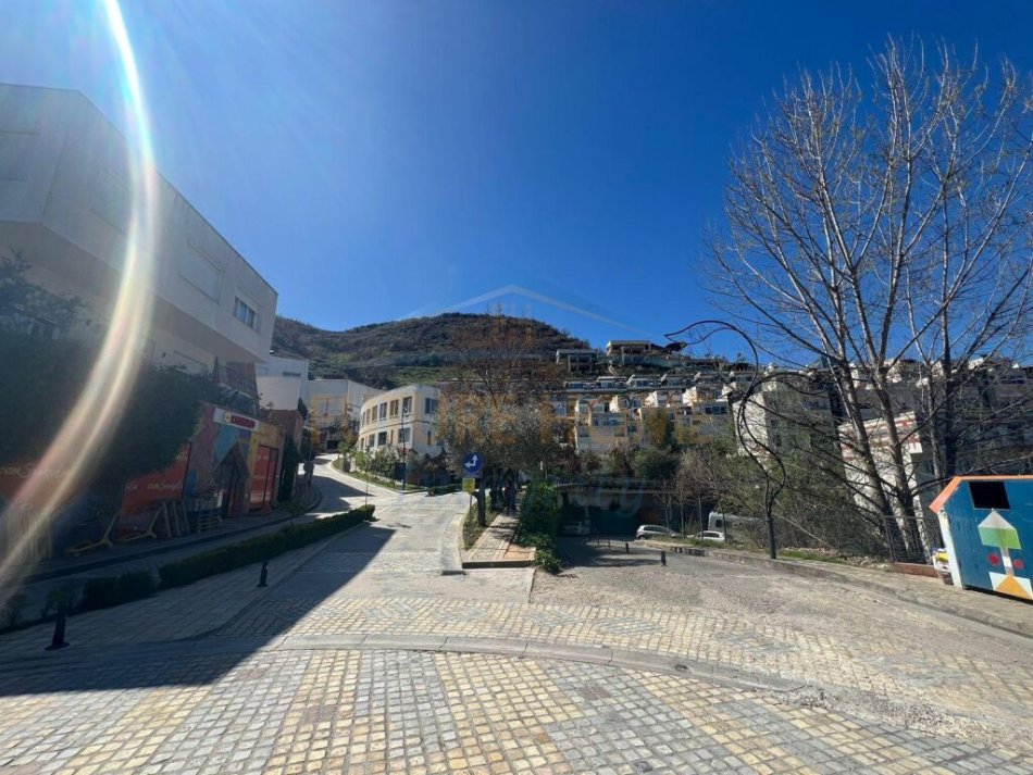 Tirane, shitet apartament duplex 3+1+Ballkon Kati 3, 236 m² 195.000 € (Rezidenca Kodra e Diellit 2)