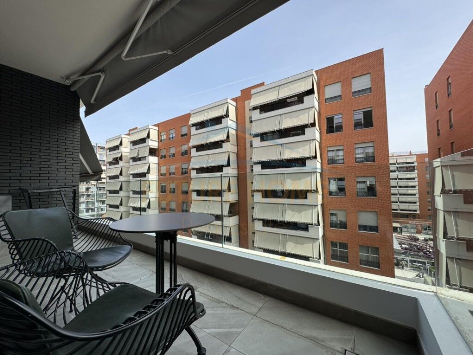 Tirane, jepet me qera apartament 1+1+Ballkon+ Post Parkimi,  Kati 5, 70 m² 850 € (Kompleksi Deliorgji)