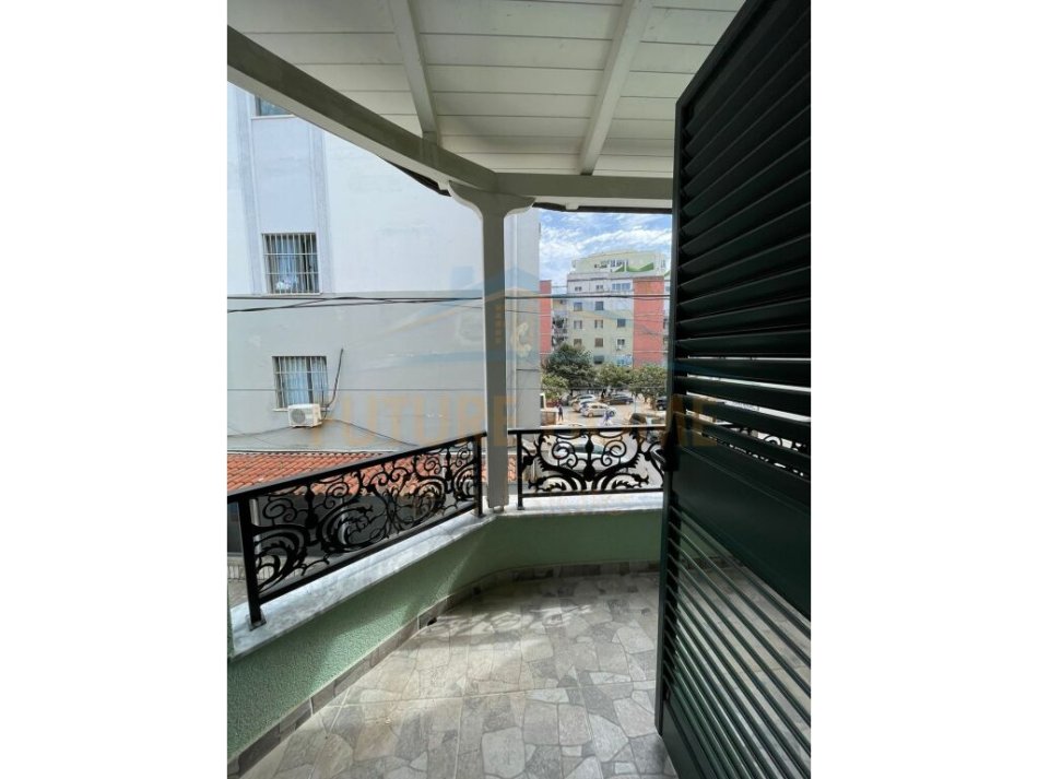 Durres, jepet me qera apartament duplex Kati 2, 120 m² 1.000 € (Prane Gjykates , Durres)