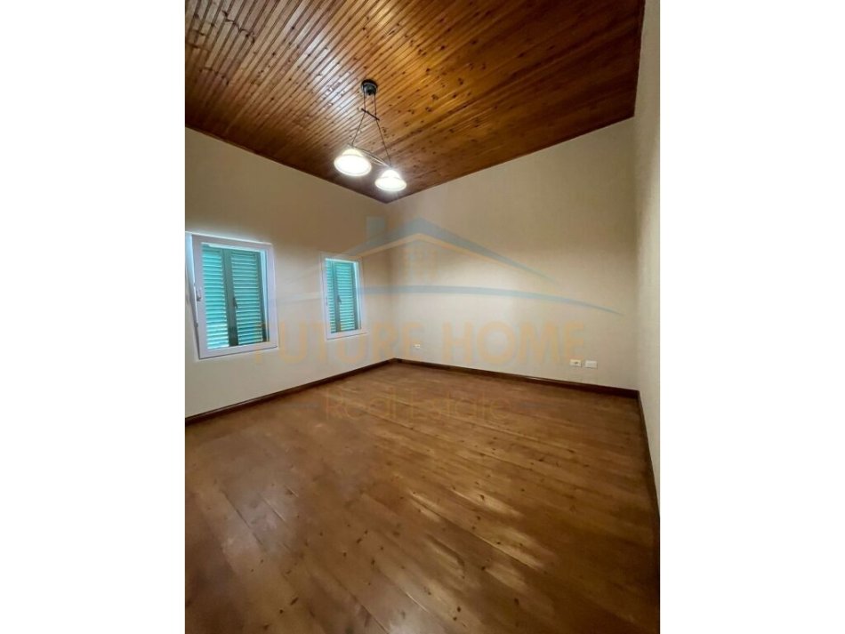 Durres, jepet me qera apartament duplex Kati 2, 120 m² 1.000 € (Prane Gjykates , Durres)