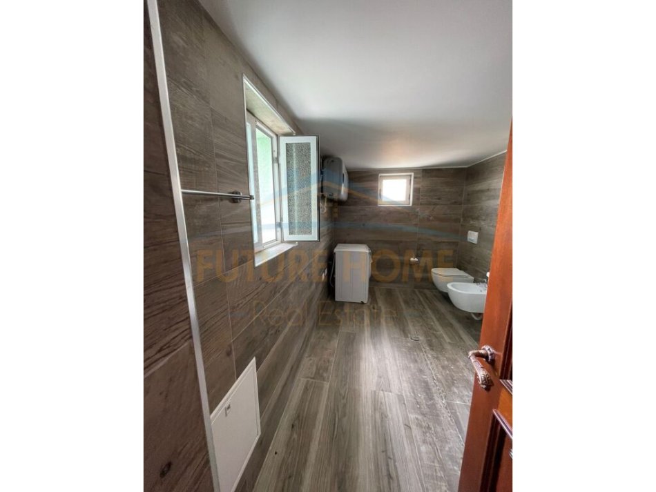 Durres, jepet me qera apartament duplex Kati 2, 120 m² 1.000 € (Prane Gjykates , Durres)