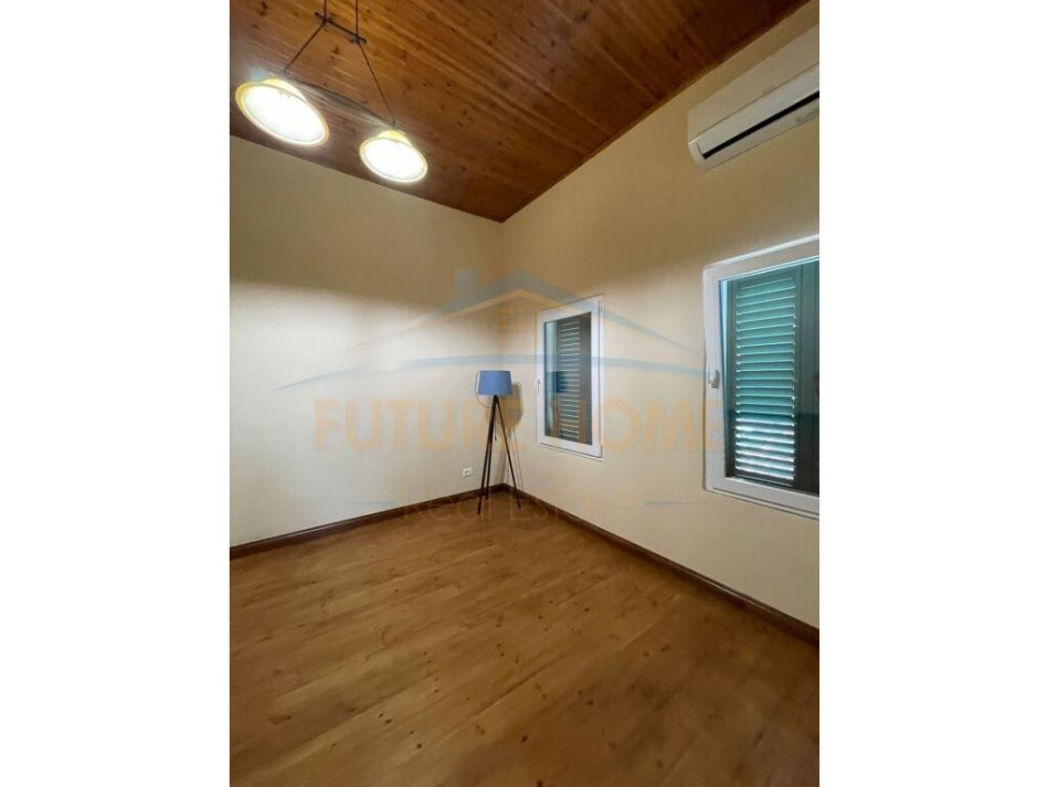 Durres, jepet me qera apartament duplex Kati 2, 120 m² 1.000 € (Prane Gjykates , Durres)
