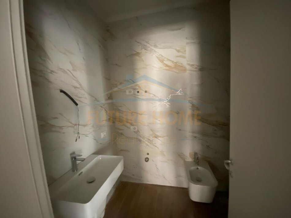 Shitet, Apartament 2+1+2, Rruga e Barrikadave