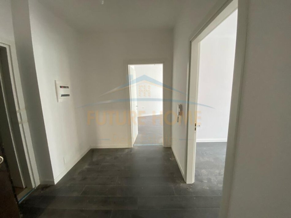 Shitet, Apartament 2+1+2, Rruga e Barrikadave