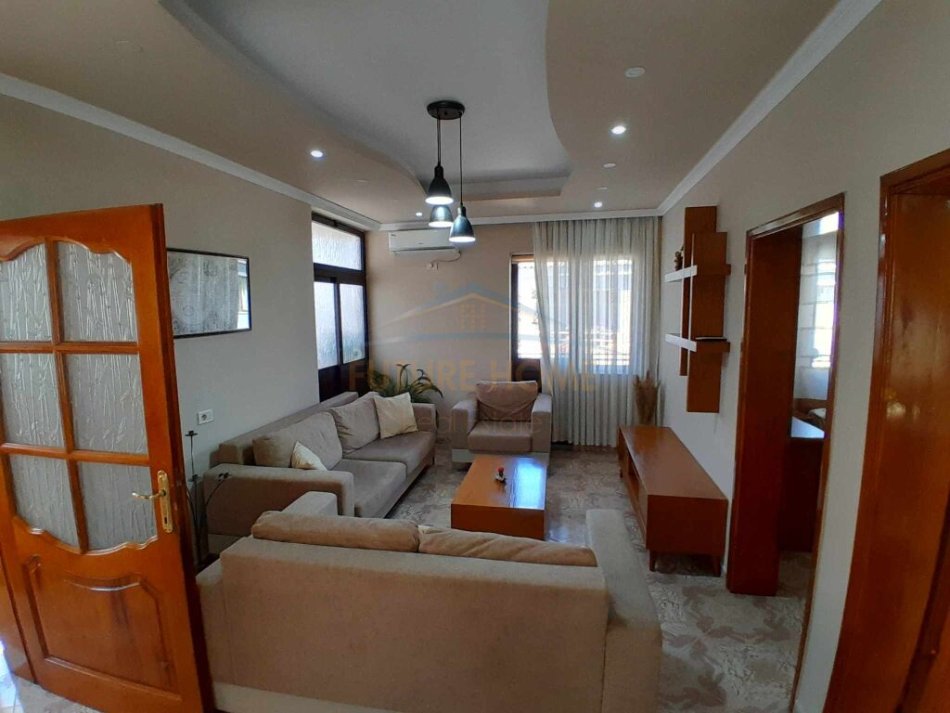 Qera, Apartament 2+1, në Rrugën e Kavajës, pas Qendres Globe.
450 €