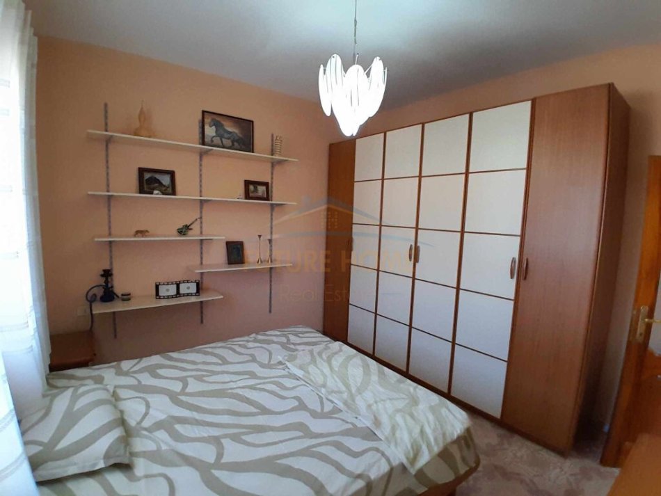 Qera, Apartament 2+1, në Rrugën e Kavajës, pas Qendres Globe.
450 €