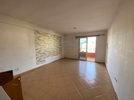 Shitet, Apartament 2+1, Komuna e Parisit, Tiranë. AREA39763