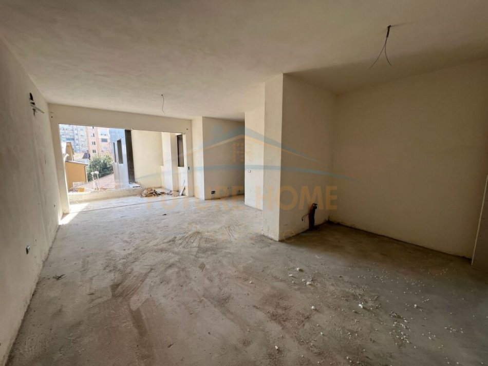 Shitet, Apartament 2+1+2, Rruga e Durrësit, Tiranë