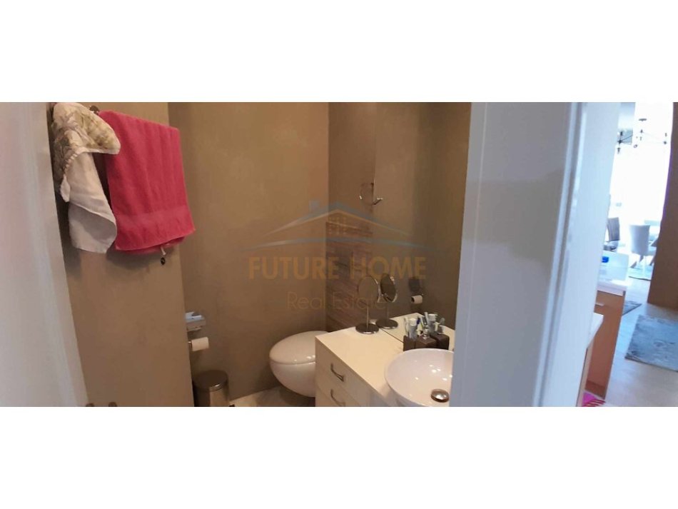 Qera, Apartament 2+1+2, në Qender, Tiranë.
900 €