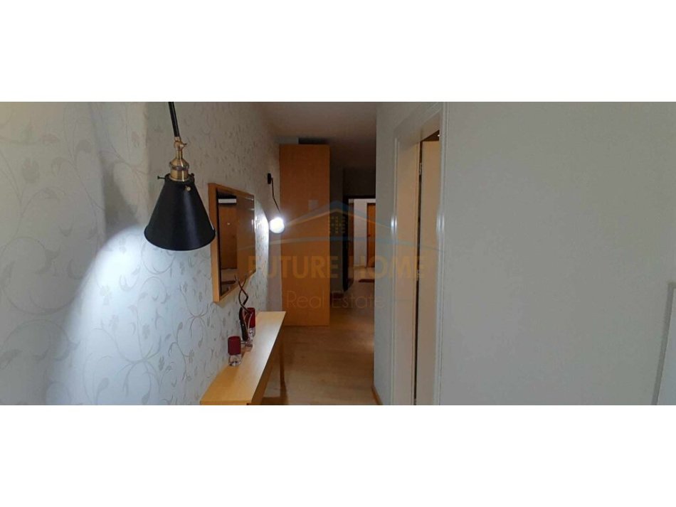 Qera, Apartament 2+1+2, në Qender, Tiranë.
900 €