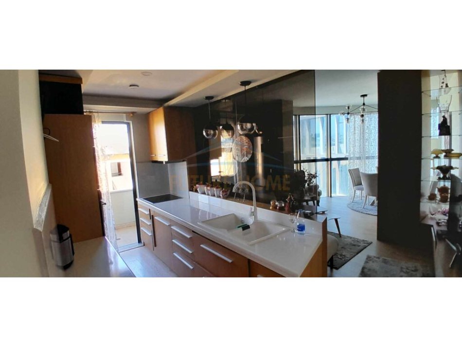 Qera, Apartament 2+1+2, në Qender, Tiranë.
900 €