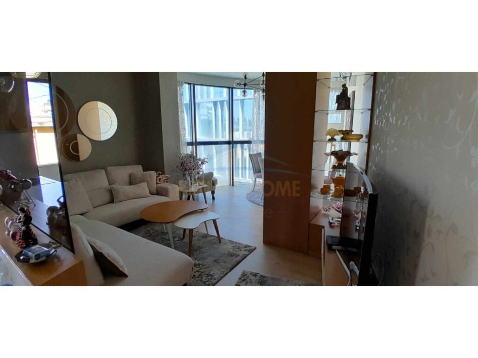 Qera, Apartament 2+1+2, në Qender, Tiranë.
900 €
