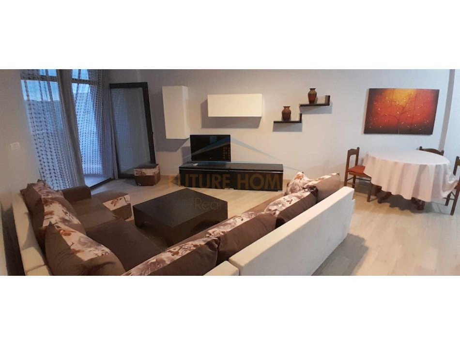 Apartament 2+1+2, për shitje në zonën e Unazës së Re, afër Hotel Marinaj, Tiranë.