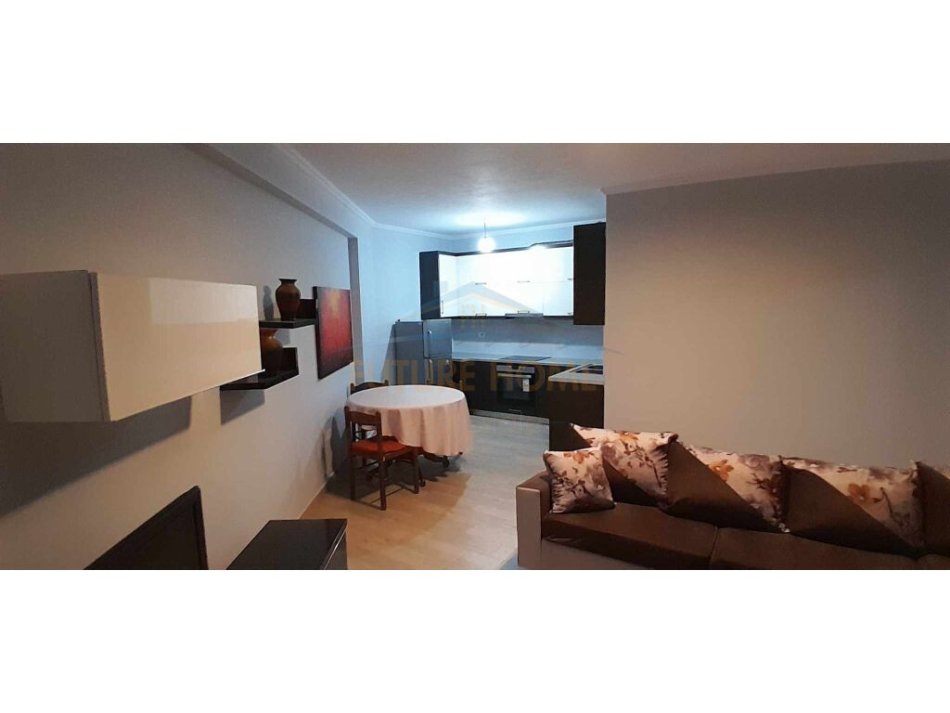 Apartament 2+1+2, për shitje në zonën e Unazës së Re, afër Hotel Marinaj, Tiranë.
