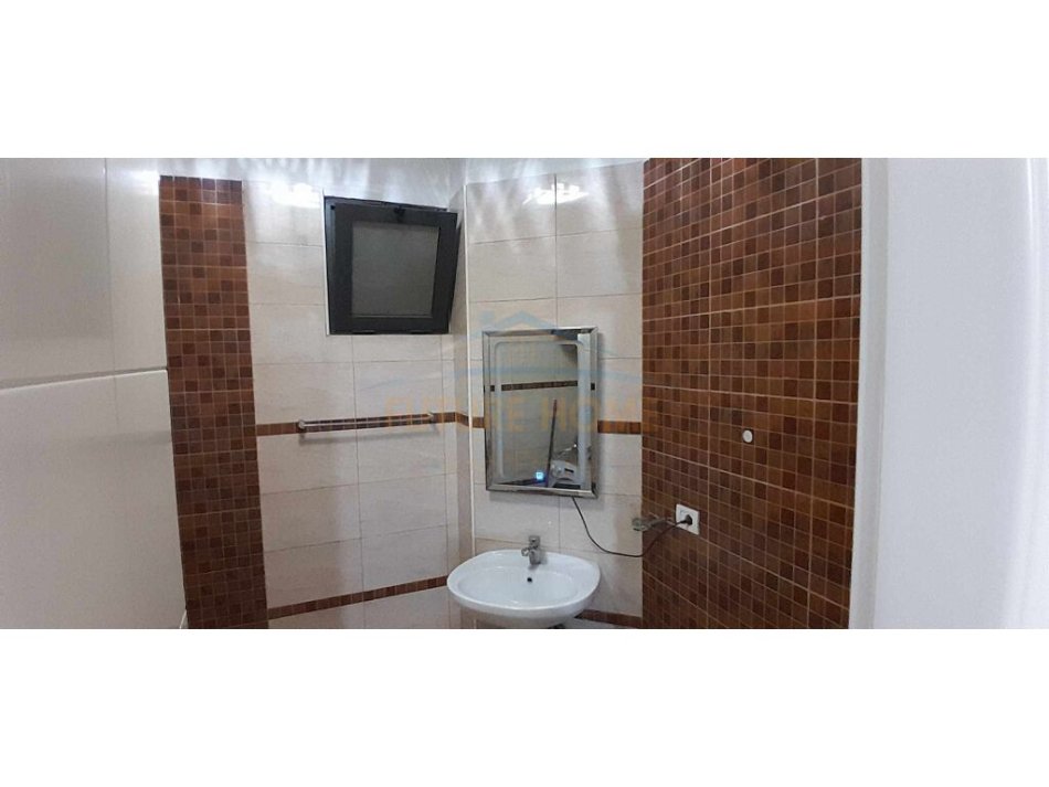 Apartament 2+1+2, për shitje në zonën e Unazës së Re, afër Hotel Marinaj, Tiranë.