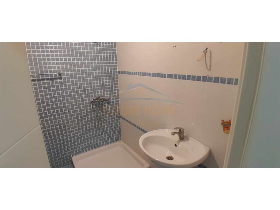 Apartament 2+1+2, për shitje në zonën e Unazës së Re, afër Hotel Marinaj, Tiranë.