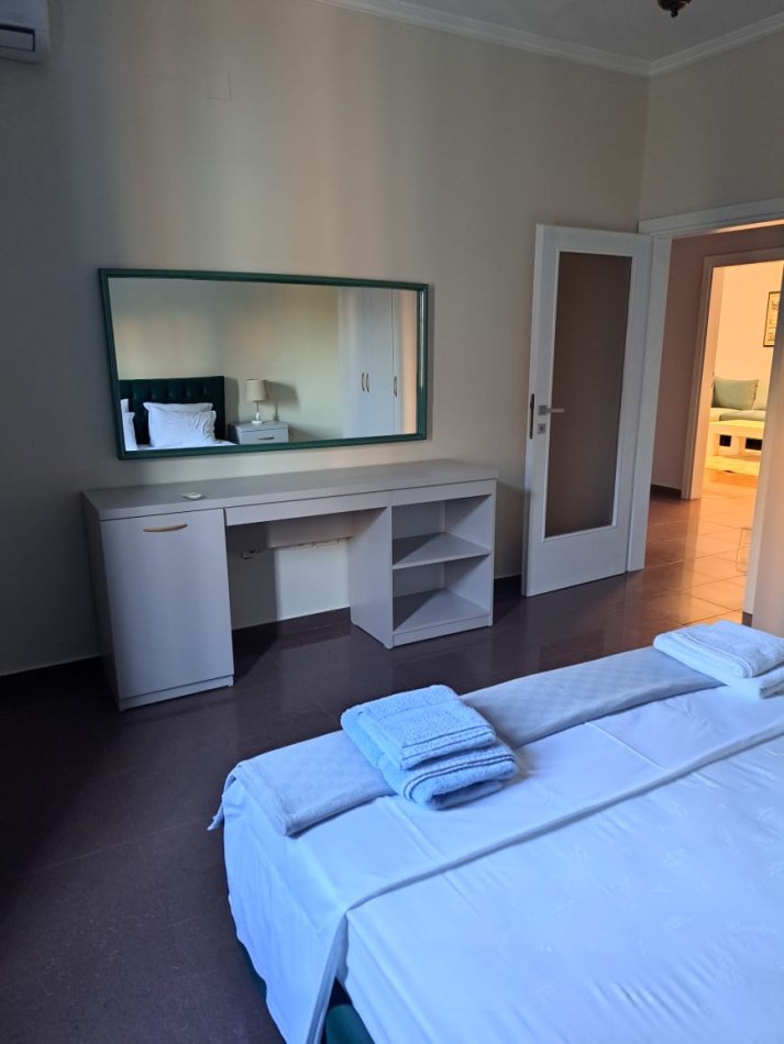 Tirane, jepet me qera apartament 2+1 Kati 2, 135 m² 800 € (Pazari i Ri)