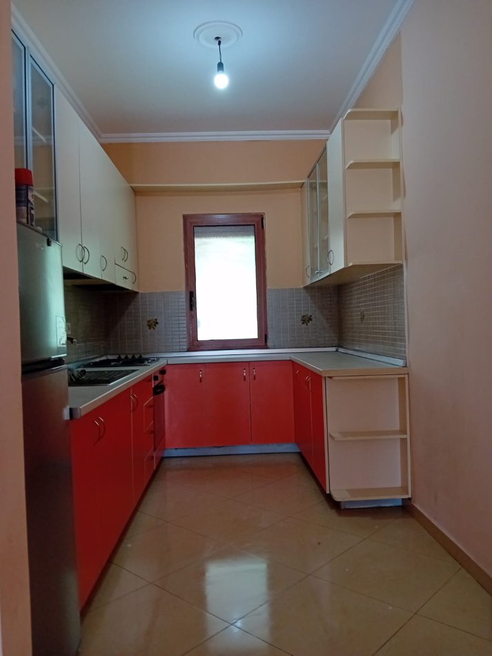 Tirane, jepet me qera apartament 3+1+Ballkon Kati 2, 100 m² 460 € (Rruga 5 Maj , prane shkolles tirana jone)
