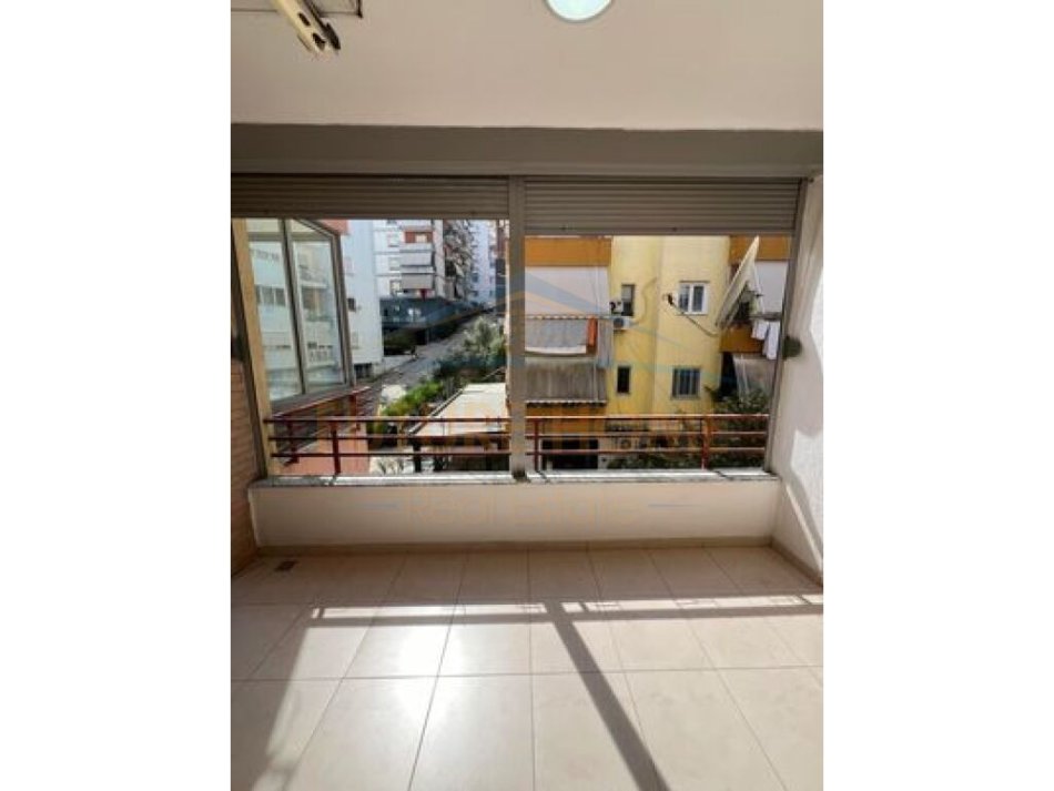 Shitet Apartament 2+1+2,Liqeni i Thate,Tirane