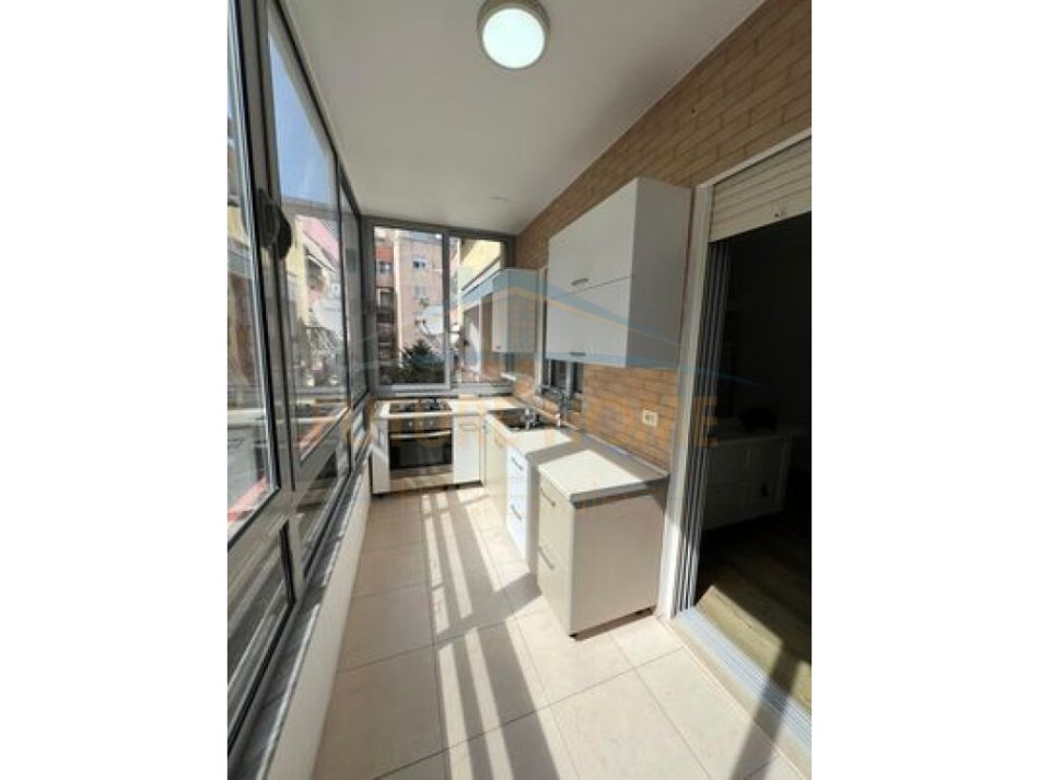 Shitet Apartament 2+1+2,Liqeni i Thate,Tirane