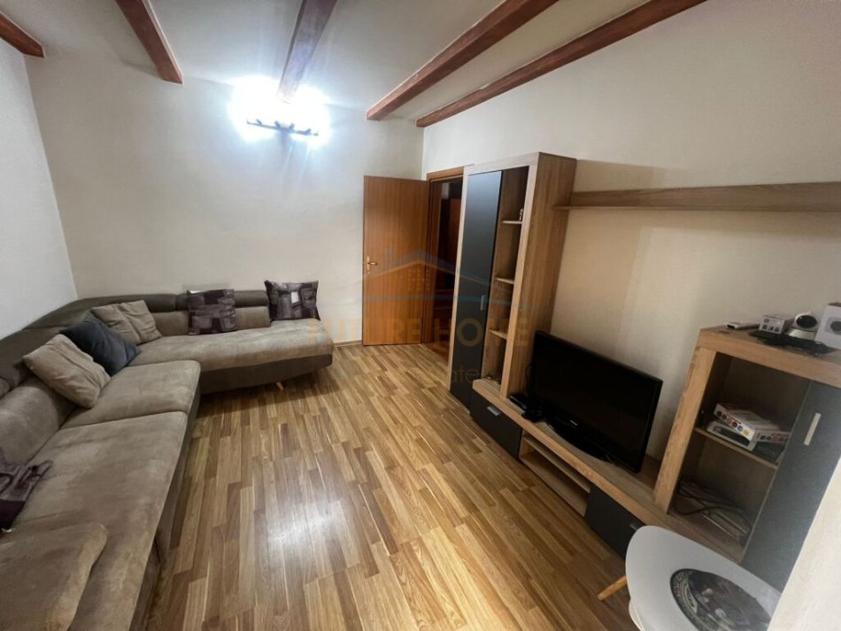 Qera, Duplex 2+1, Laprakë.
500 €