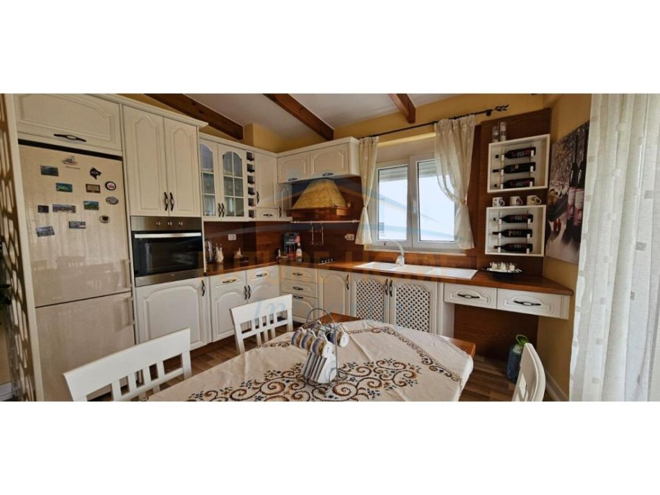 Shitet, Apartament 2+1+Post Parkimi, Gjiri I Lalëzit 227000 €