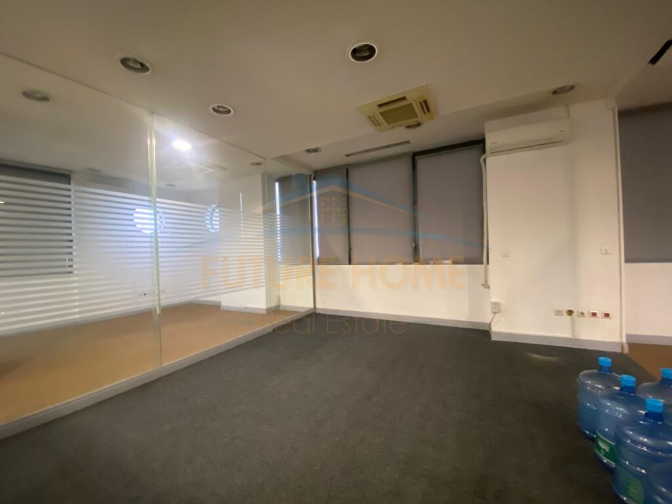Tirane, jepet me qera apartament Kati 5, 260 m² 2.000 € (ZOGU I ZI)