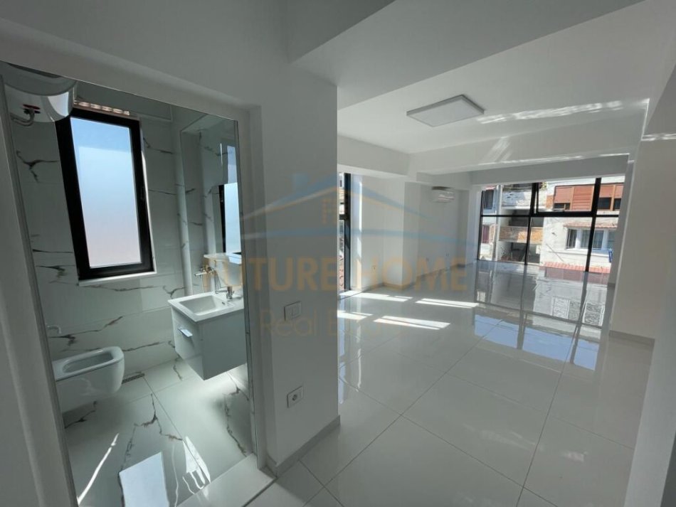 Tirane, jepet me qera ambjent biznesi , 432 m² 4.000 € (QSUT)
