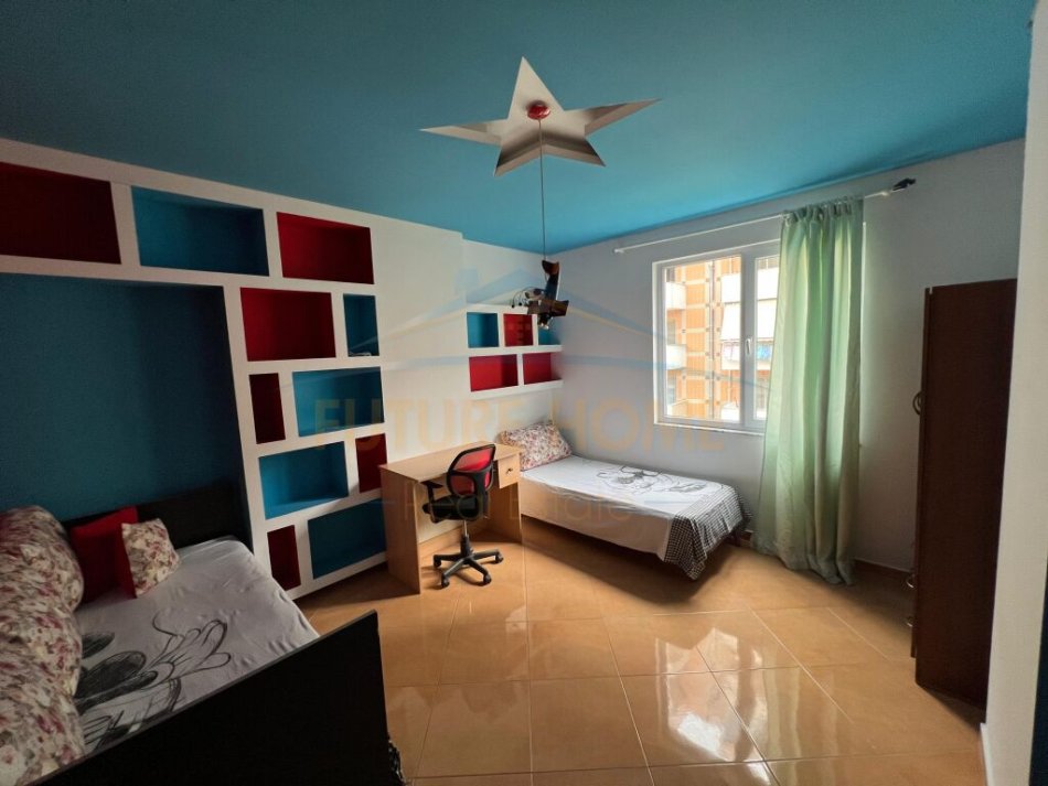 Tirane, jepet me qera apartament 2+1 Kati 5, 93 m² 470 € (UNAZA E RE)