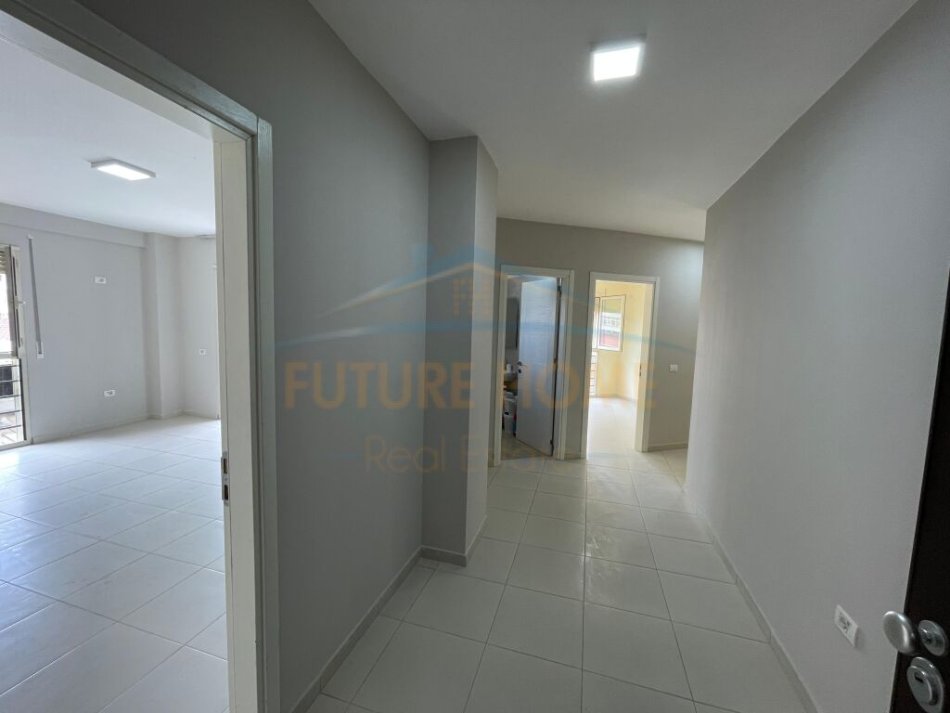 Shitet, Apartament 2+1, Stacioni i Trenit, Tiranë.