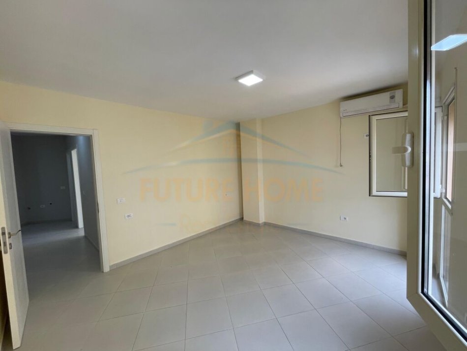 Shitet, Apartament 2+1, Stacioni i Trenit, Tiranë.