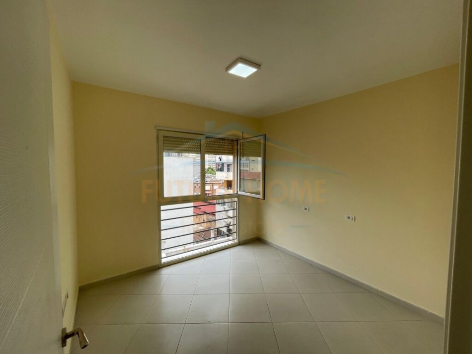 Shitet, Apartament 2+1, Stacioni i Trenit, Tiranë.