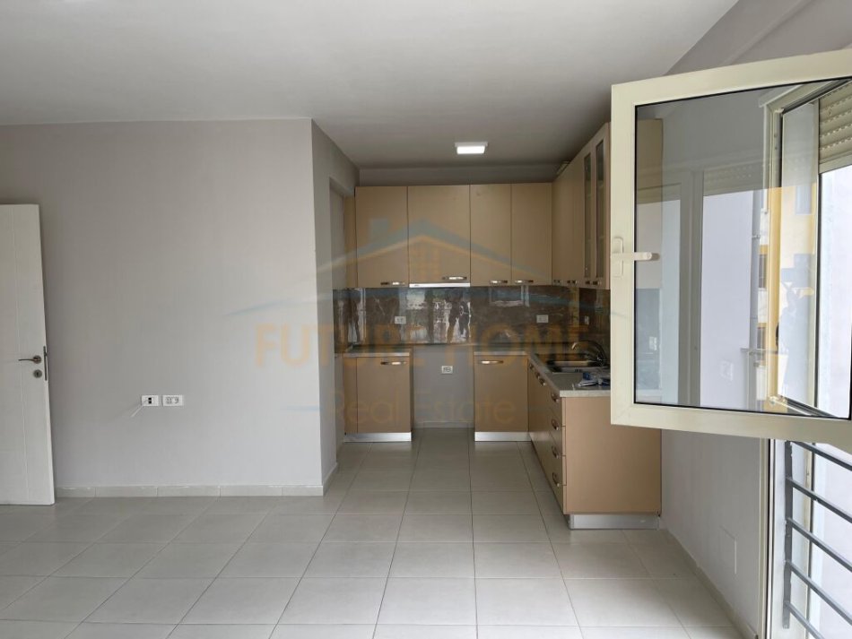 Shitet, Apartament 2+1, Stacioni i Trenit, Tiranë.