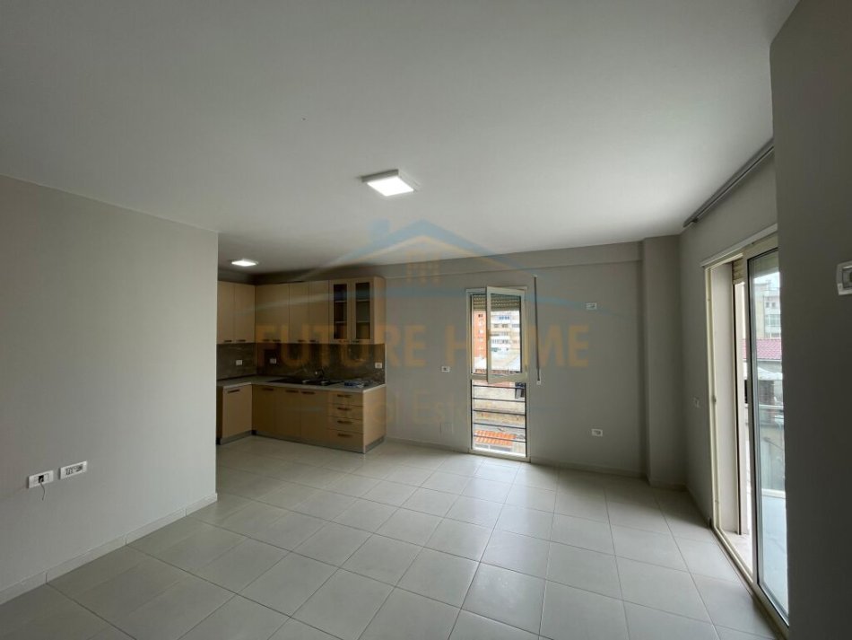 Shitet, Apartament 2+1, Stacioni i Trenit, Tiranë.