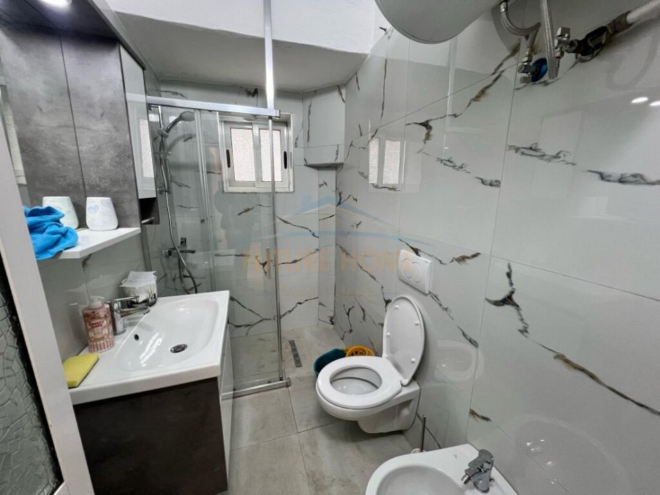 Tirane, jepet me qera apartament 2+1+Ballkon, Kati 1, 73 m² 700 € (Garda)