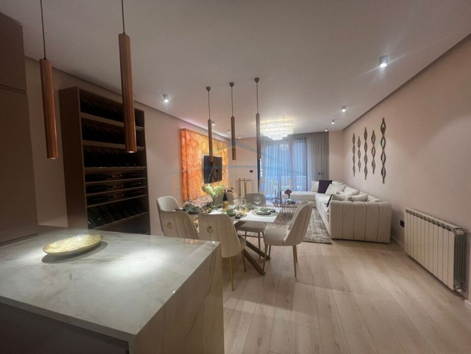 Tirane, jepet me qera apartament 2+1+Ballkon Kati 9, 120 m² 2.500 € (Liqeni Artificial)