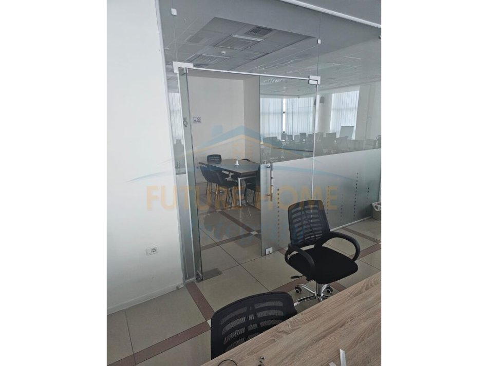 Tirane, jepet me qera ambjent biznesi Kati 1, 410 m² 2.460 € (Rrethi i Selites)