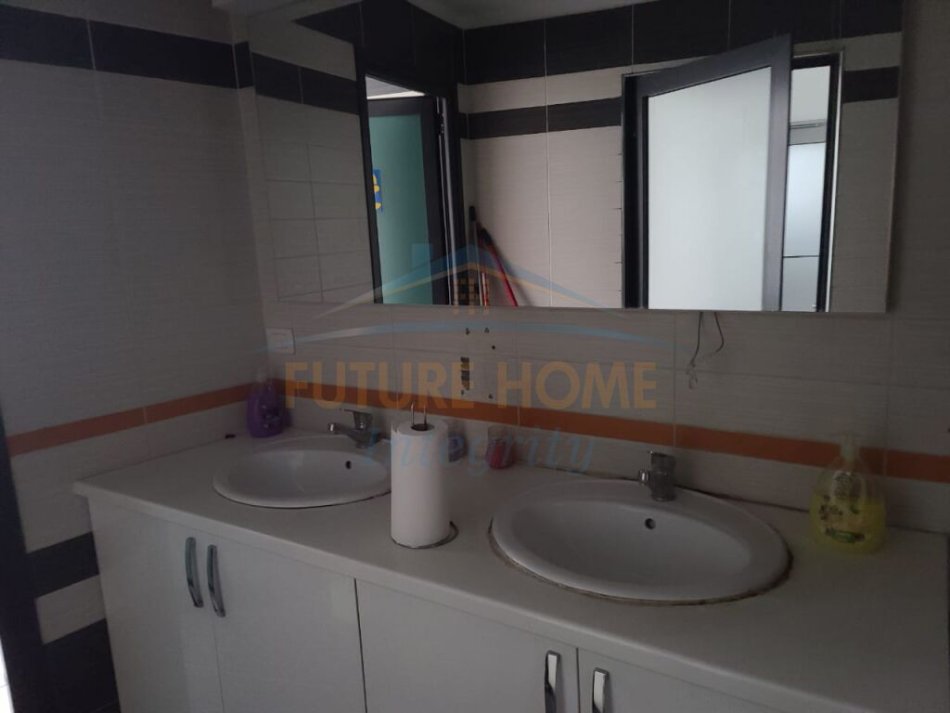 Tirane, jepet me qera ambjent biznesi Kati 1, 410 m² 2.460 € (Rrethi i Selites)