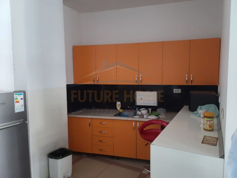 Tirane, jepet me qera ambjent biznesi Kati 1, 410 m² 2.460 € (Rrethi i Selites)