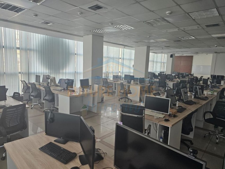 Tirane, jepet me qera ambjent biznesi Kati 1, 410 m² 2.460 € (Rrethi i Selites)