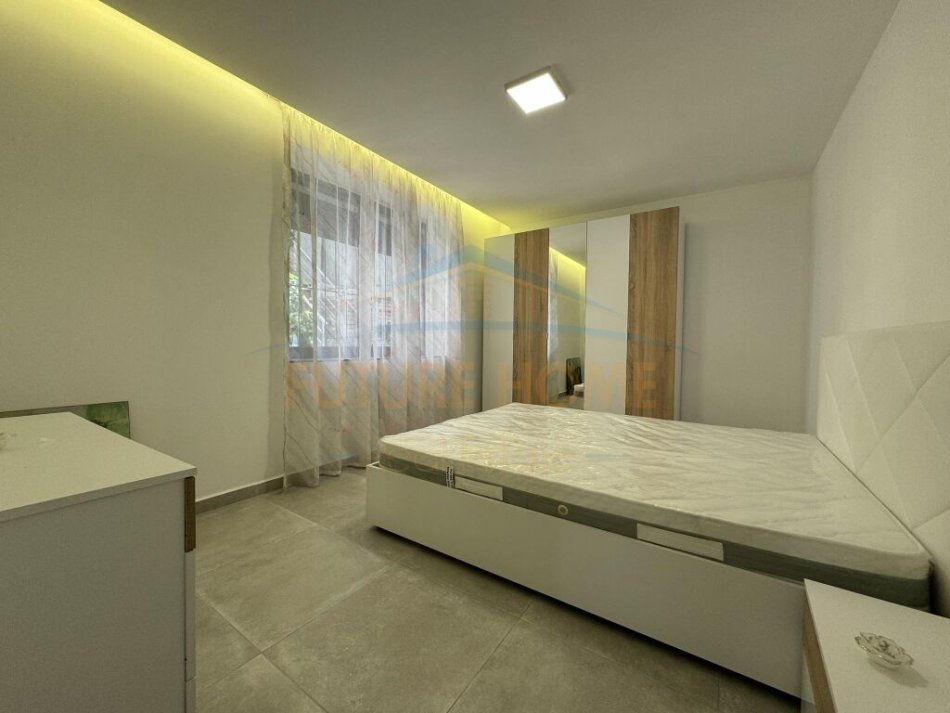 Tirane, jepet me qera apartament 1+1+Aneks+Ballkon Kati 1, 45 m² 450 € 