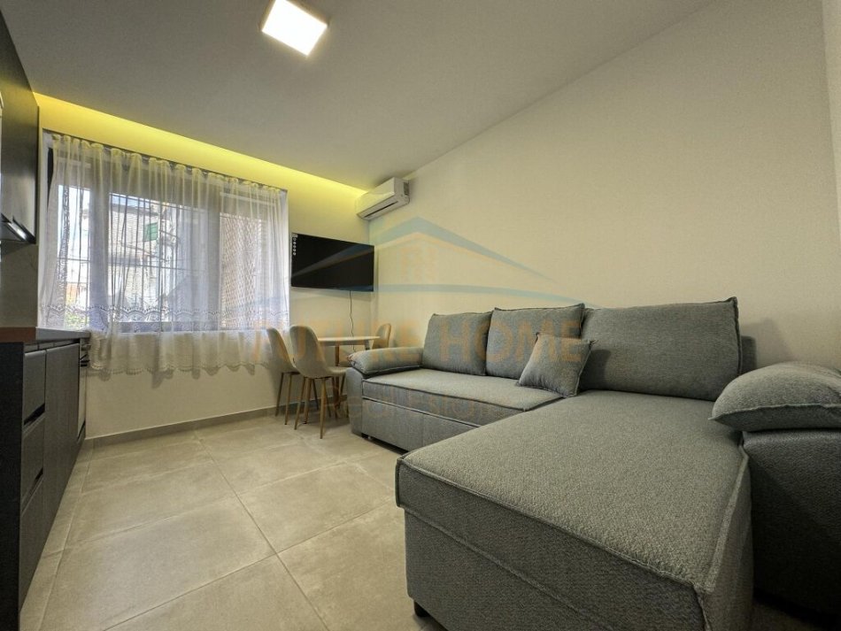 Tirane, jepet me qera apartament 1+1+Aneks+Ballkon Kati 1, 45 m² 450 € 