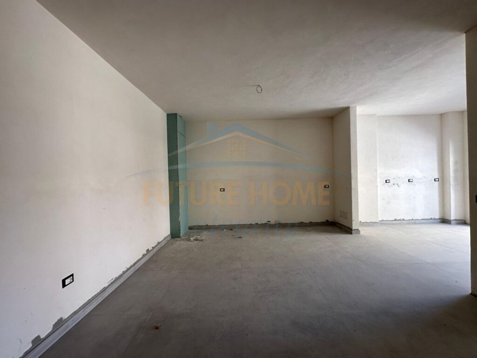 Shitet, Apartament 1+1, Pazari i Ri 180000€