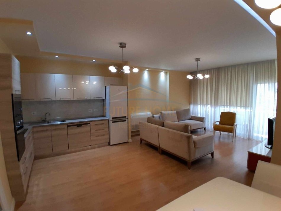 Qera, Apartament 2+1, Pazari i Ri, Tiranë
650 €