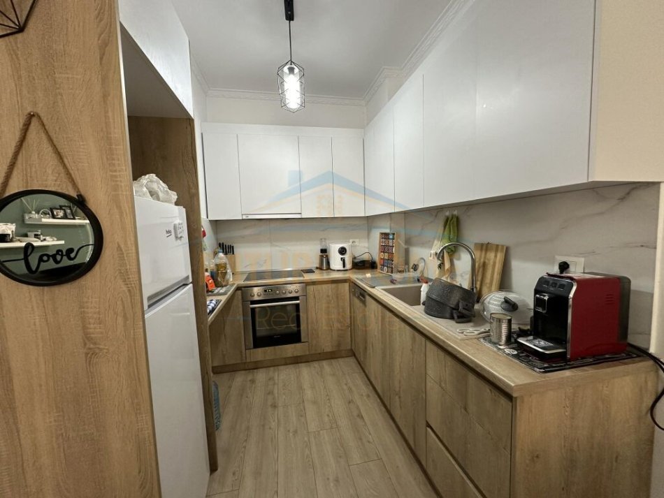 Shitet, Apartament 1+1, Yzberisht.
Cmimi 98,000euro