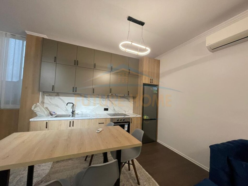 Durres, jepet me qera apartament 2+1 Kati 5, 85 m² 600 € (Gjykata, Durres)