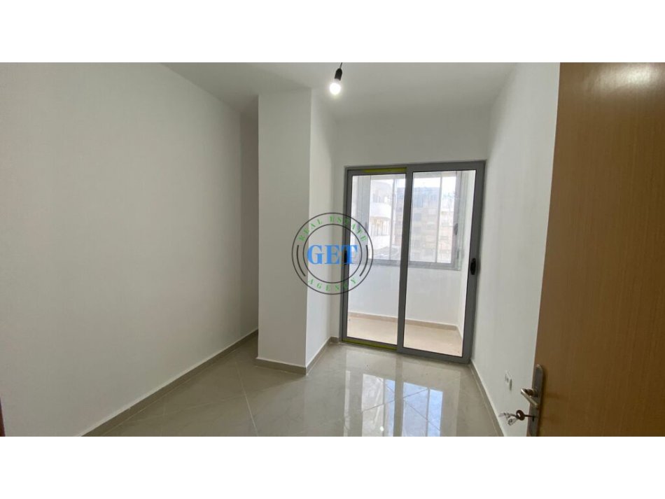 Durres, jepet me qera apartament 3+1+Ballkon Kati 1, 96 m² 300 € (Stacioni i Trenit)