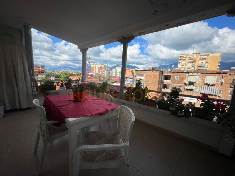 Shitet, Apartament 1+1+verandë, Rruga Barrikadave