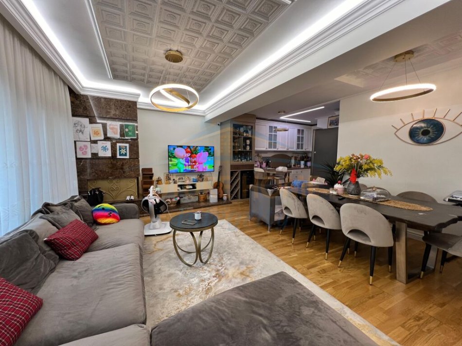 Shitet, Duplex 3+1+3+Verandë, Rezidenca Kodra e Diellit 2, 370.000 euro